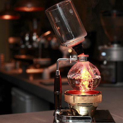 Възможно е напоследък да сте забелязали, че системите за кафе, приготвено със сифон-вакуум кана се появяват във все повече и повече специализирани магазини за кафе.