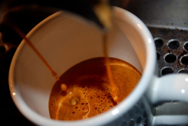 в Австралия, напитката наречена "Asskicker", част от продуктовата гама на веригата Viscous Coffee, ще преобърне представите ви за кофеиновата напитка.