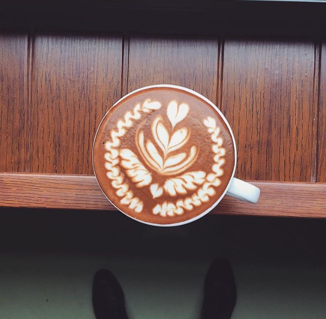 Ако сте любител на кафе напитките с мляко, предполагаме, че ви се е случвало да погледнете към чашата си, да видите красотата изрисувана върху напитката и да се запитате "Как ли го направиха?".