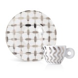 illy® Колекция Mona Hatoum – Сет от 6 чаши за еспресо - Открийте новата колекция чаши за еспресо с абстрактния дизайн на Mona Hatoum на illy. Вземете вашите подписани и номерирани чаши за еспресо днес! Описание За колекцията illy® Колекция Mona Hatoum – Сет от 6 чаши за еспресо - Кeрамика, Порцелан и стъкло