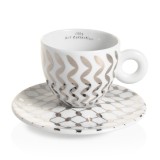 illy® Колекция Mona Hatoum – Сет от 6 чаши за капучино - Открийте новата колекция чаши за капучино с абстрактния дизайн на Mona Hatoum на illy. Вземете вашите подписани и номерирани чаши за капучино днес! Описание За колекцията illy® Колекция Mona Hatoum – Сет от 6 чаши за капучино - Кeрамика, Порцелан и стъкло