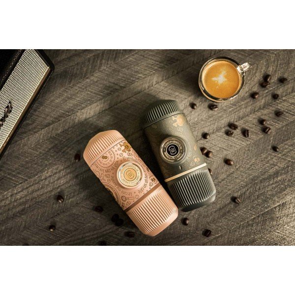 Wacaco® Nanopresso DARK SOULS PINK + калъф – Преносима машина за еспресо - Описание Най-новият модел Nanopresso е вече тук! Снабдена с нови функции и възможности, които драстично ще подобрят начина, по който приготвяте любимото си кафе, Nanopresso е е Wacaco® Nanopresso DARK SOULS PINK + калъф – Преносима машина за еспресо - Джобни еспресо машини