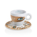 illy® Колекция Max Petrone – Сет от 6 чаши за капучино - Комбинирайте удоволствието от пиенето на кафе с красиво въображение, призовавайки произведения на изкуството на известния художник Max Petrone. Описание Колекцията illy® Колекция Max Petrone – Сет от 6 чаши за капучино - Кeрамика, Порцелан и стъкло