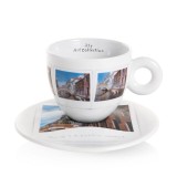 illy® Колекция Maurizio Galimberti – Сет от 6 чаши за капучино - Създадена от Maurizio Galimberti
Перфектно пътешествие със стил, което ни отвежда до няколко емблематични места в градовете Триест, Венеция, Милано, Флоренция, Пиза и Рим. Описание illy® Колекция Maurizio Galimberti – Сет от 6 чаши за капучино - Кeрамика, Порцелан и стъкло