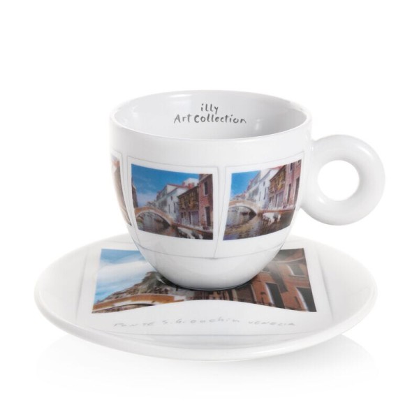 illy® Колекция Maurizio Galimberti – Сет от 6 чаши за капучино - Създадена от Maurizio Galimberti
Перфектно пътешествие със стил, което ни отвежда до няколко емблематични места в градовете Триест, Венеция, Милано, Флоренция, Пиза и Рим. Описание illy® Колекция Maurizio Galimberti – Сет от 6 чаши за капучино - Кeрамика, Порцелан и стъкло