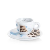 illy® Колекция Maurizio Galimberti – Сет от 6 чаши за капучино - Създадена от Maurizio Galimberti
Перфектно пътешествие със стил, което ни отвежда до няколко емблематични места в градовете Триест, Венеция, Милано, Флоренция, Пиза и Рим. Описание illy® Колекция Maurizio Galimberti – Сет от 6 чаши за капучино - Кeрамика, Порцелан и стъкло