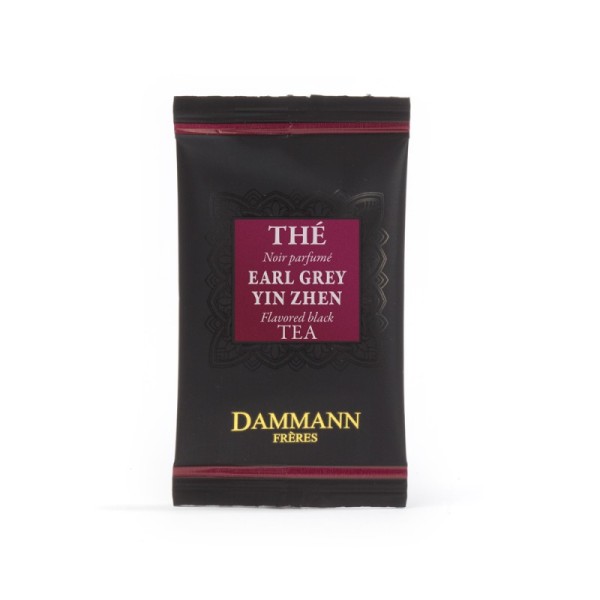 Dammann® Черен овкусен чай – Earl Grey – 24 сашета - Описание Черен овкусен чай Dammann® – висококачествен черен чай от Китай Висококачествен черен чай от Китай (97%), етерични масла от бергамот (3%). Селекция от фини черни Dammann® Черен овкусен чай – Earl Grey – 24 сашета - Чай на пакетчета