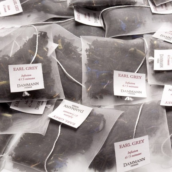 Dammann® Черен овкусен чай – Earl Grey – 24 сашета - Описание Черен овкусен чай Dammann® – висококачествен черен чай от Китай Висококачествен черен чай от Китай (97%), етерични масла от бергамот (3%). Селекция от фини черни Dammann® Черен овкусен чай – Earl Grey – 24 сашета - Чай на пакетчета