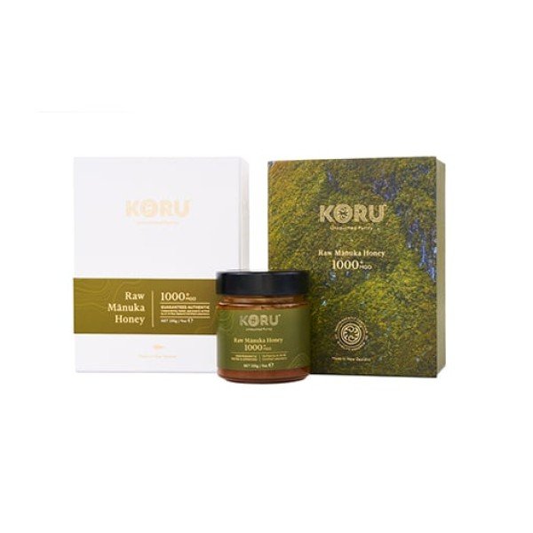 KORU Мед от манука 0.250 кг. MGO 1000+ - KORU Мед от манука 0.250 кг. MGO 1000+ Луксозен, изискан и с неповторимо качество, медът Манука е суров и ръчно изработен продукт.Медът Манука се добива в най-девствените и отдалечени райони в Нова Зеландия, от дър KORU Мед от манука 0.250 кг. MGO 1000+ - Подсладители