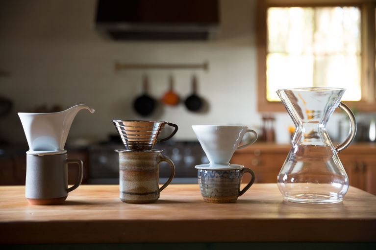  Pour Over - Кафето се слага върху филтър, след което се залива бавно с топла вода. 