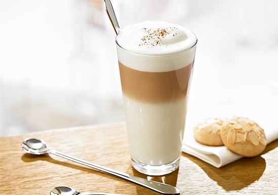 Кафе макиато представлява еспресо с малко мляко на пара, така че се запазват интензивността и аромата на класическото еспресо, но се усещат и леки нотки мляко, които да подчертаят кафе вкуса.