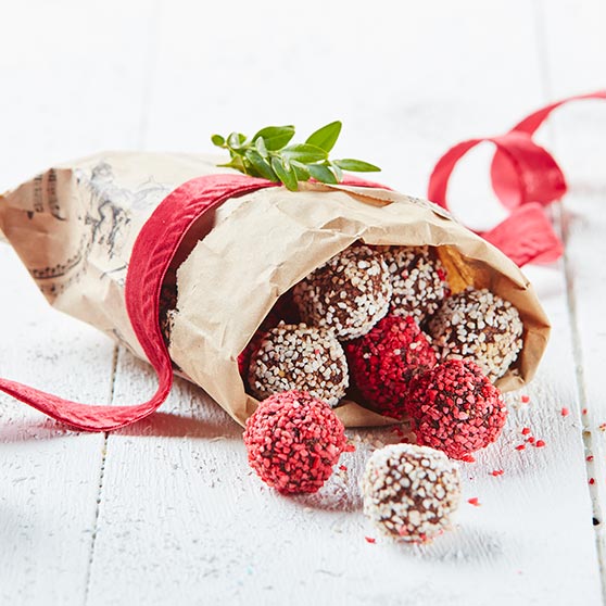 Коледните шоколадови топки са празнични бонбони с кафе за коледен дух