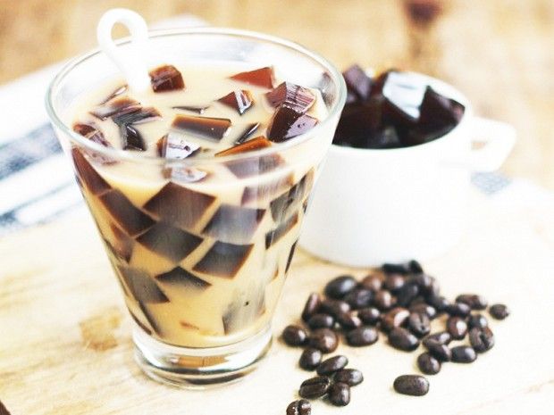 Идеята при японската студена кофеинова напитка е кафето да се охлади веднага след приготвяне, като съветът е охлаждането да стане посредством лед.