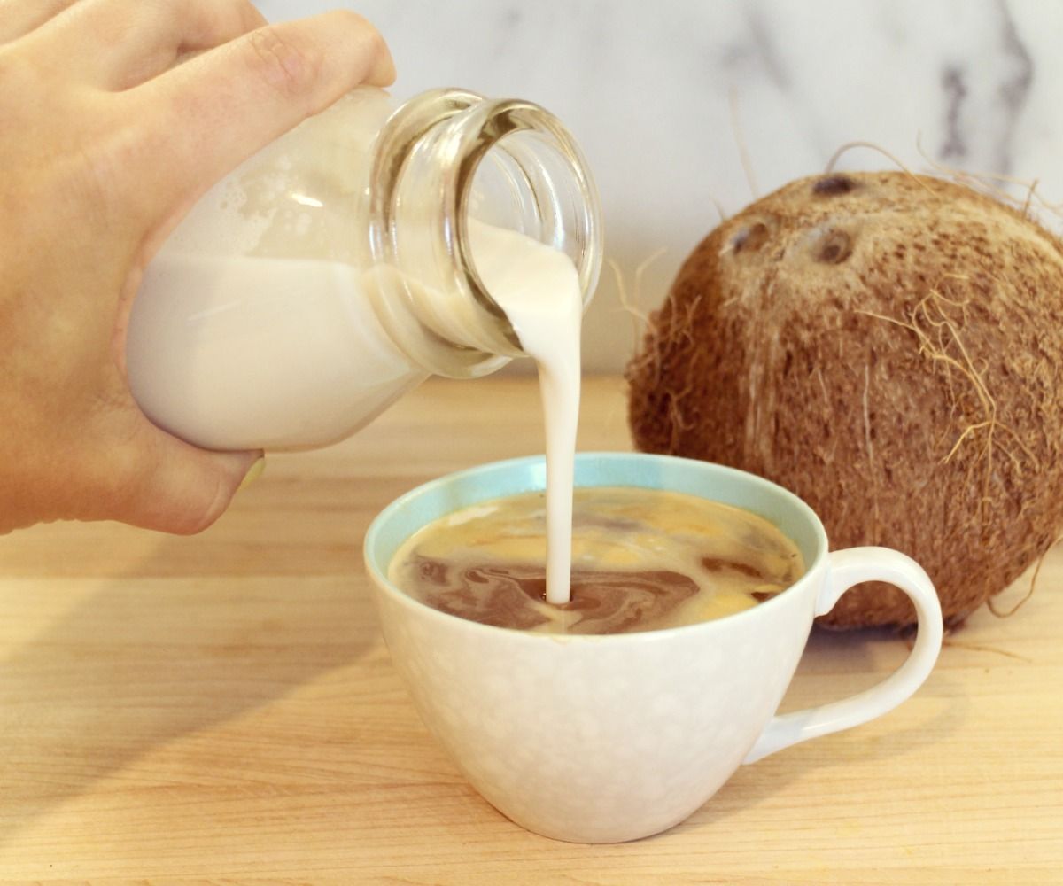 Добавете малко кокосово мляко към кафето си, като алтернатива на обикновеното прясно мляко и ще получите превъзходен кафе специалитет с интересен и апетитен вкус.